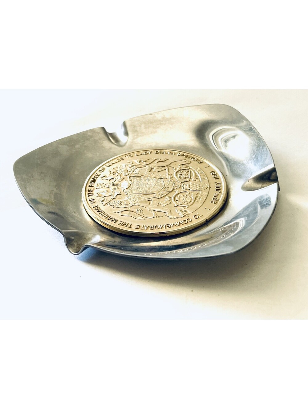 VTG 1981 Prince Charles Lady Diana Royal Wedding Metal Ashtray Medallion